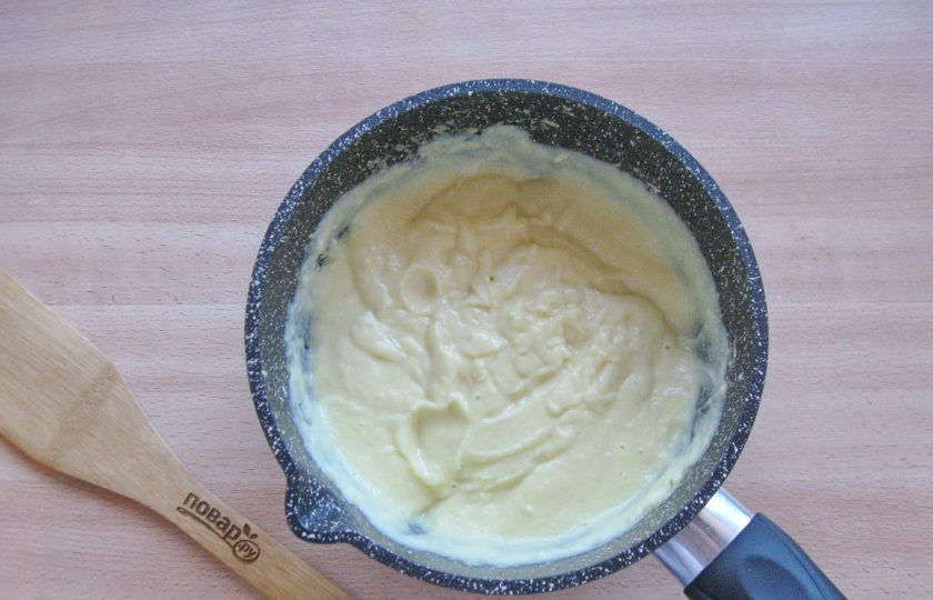 1. Этап. Яблочный курд: Блендером взбейте курд до консистенции крема. Накройте пищевой пленкой в контакт и отправьте в холод на час.