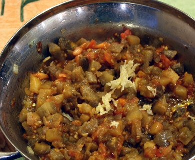 1. Этап. Овощи с грибами в горшочках: 7. Затем добавляем в сковороду баклажаны и помидоры и слегка обжариваем их вместе с луком.