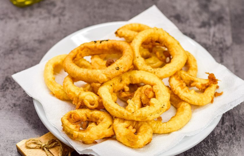 1. Этап. Лук в кляре к пиву: Излишки масла уберите при помощи кухонных бумажных полотенец. Готовую закуску подавайте к столу.