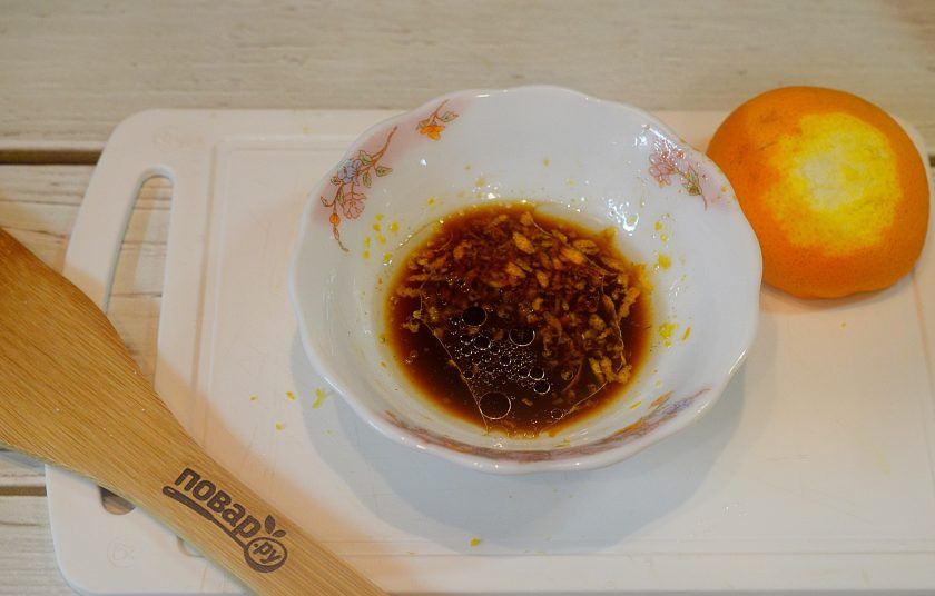 1. Этап. Говядина с апельсинами: 3. Смешайте масло, соевый соус, апельсиновый сок.