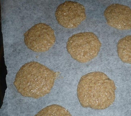 1. Этап. Выпечка из отрубей: 4. По консистенции тесто получается как на оладьи. Выкладываем ложкой на противень печенье небольшими порциями и отправляем в духовку.