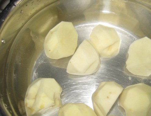 1. Этап. Щи донские с рыбой: Картошку почистите и порежьте на кусочки, только не мелко. Если картошка вообще небольшая, то порежьте ее просто пополам. Поставьте вариться.