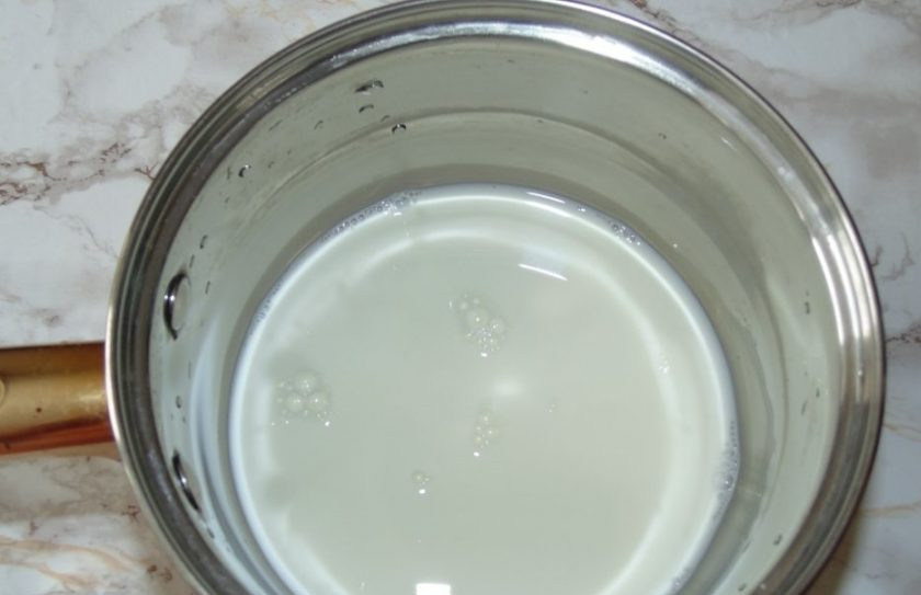 1. Этап. Молочный мусс: 2. В сотейник налейте молоко, добавьте к нему ваниль, сахарный песок, не доводите смесь до кипения, а снимите с огня при температуре 70-80 градусов.