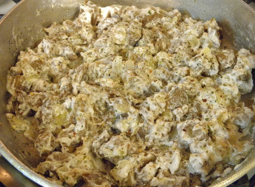 1. Этап. Жульен в тарталетках: В конце тушения добавьте ароматные травы, специи. Ещё раз перемешайте и снимите с огня.