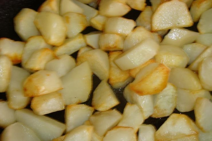 1. Этап. Чанахи в горшочках: Тем временем мы чистим картофель, так же нарезаем его некрупными кубиками и обжариваем до легкой золотистой корочки.