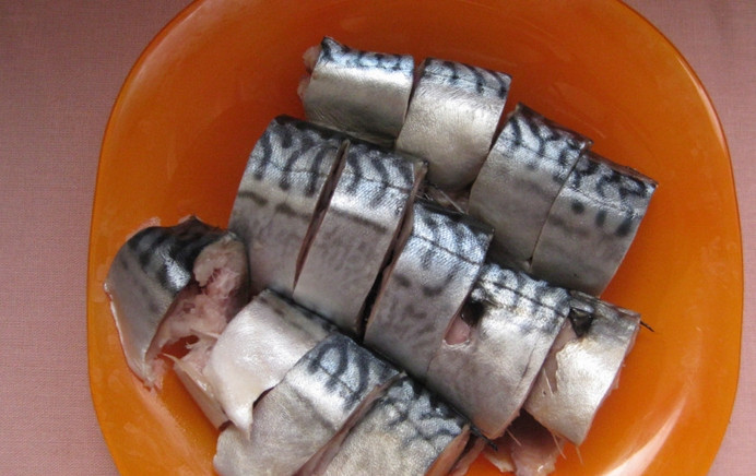 1. Этап. Скумбрия маринованная по-домашнему: Нарезаем рыбу кусочками по 3-4 см. шириной.