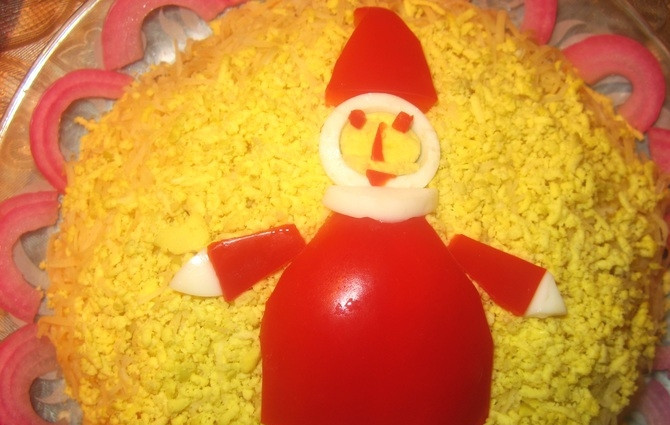 1. Этап. Салат Санта Клаус: Украсьте салат фигуркой Санта Клауса из перца. Сделайте из яиц лицо, руки и ноги. Не забудьте о глазах, носе и рте. Оставьте салат пропитаться в холодильнике. Счастливых праздников!