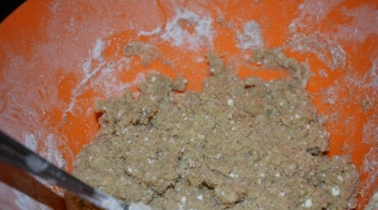 1. Этап. Печенье из ржаной муки с творогом: Потом добавьте муку и тщательно вымешайте тесто.