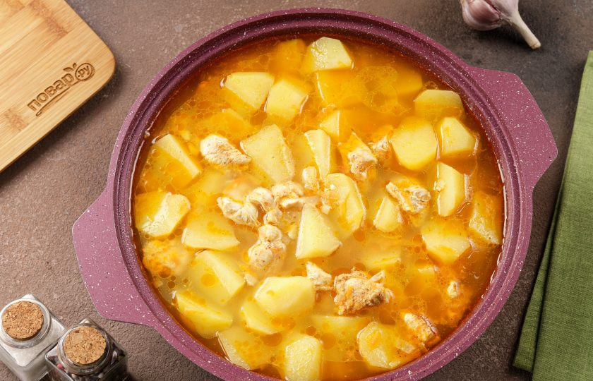 1. Этап. Курица с картофелем и морковью: Накройте крышкой, доведите до кипения, затем сделайте огонь минимальным и тушите около 20 минут (до готовности картофеля).