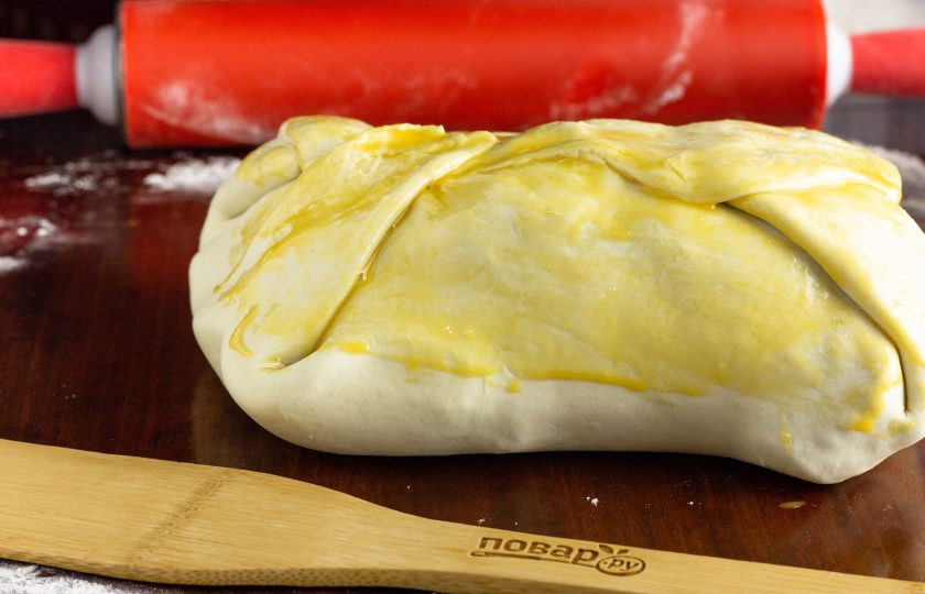 1. Этап. Говядина Веллингтон Гордона Рамзи: Заверните мясо в тесто. Все швы и всю поверхность теста тоже нужно смазать желтком.