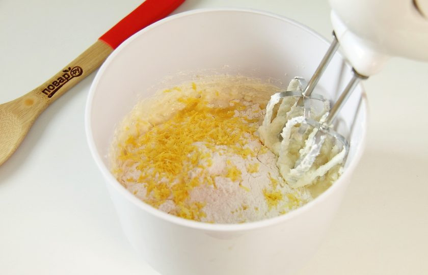1. Этап. Лимонная запеканка: Немного взбейте до однородности и добавьте муку, цедру одного лимона и сок половины лимона.