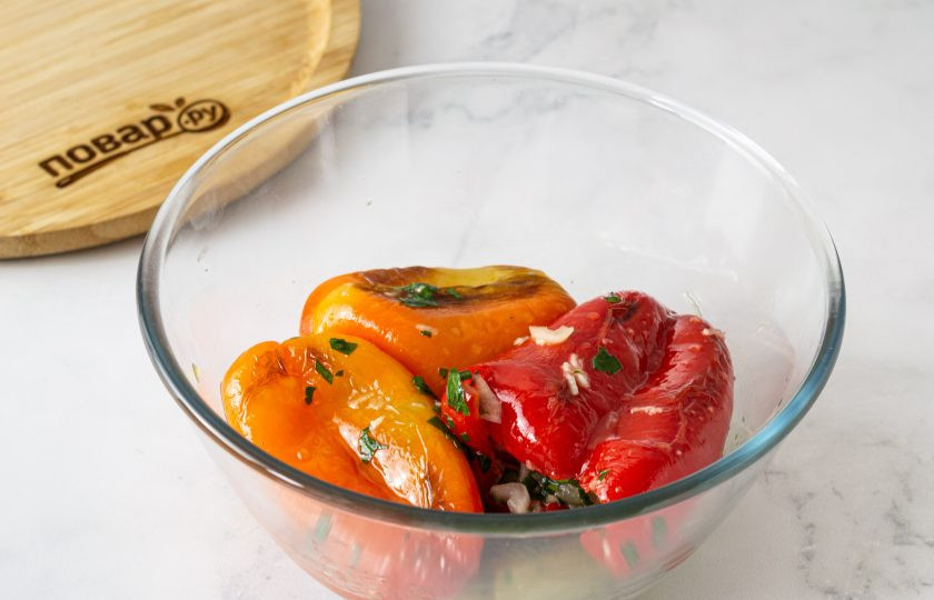 1. Этап. Закуска из болгарского перца: Переложите перцы в глубокую миску. Влейте к ним маринад от лука и чеснока и жидкость, которая осталась от тушения перцев в сковороде. Затем долейте воды так, чтобы жидкость покрывала перцы. Накройте плоским блюдом, а сверху поставьте какой-нибудь груз. Оставьте перцы мариноваться в холодильнике минимум на 5-6 часов. Можно оставить на ночь.