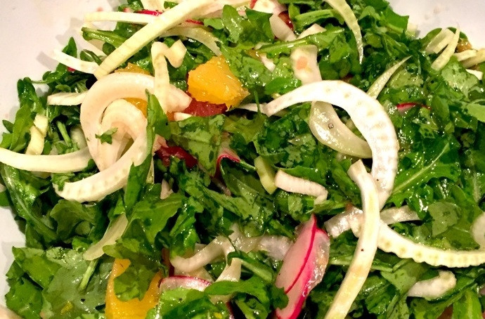 1. Этап. Салат с фенхелем, рукколой и апельсином: 9. Заправьте салат приготовленной смесью и перемешайте.