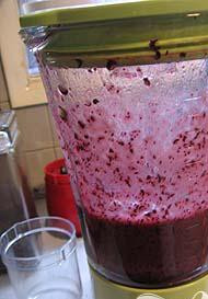 1. Этап. Черничная крем-сода: 4. В блендере смешать ягоды с лимонным соком, пока ягодная масса не станет совсем однородной.