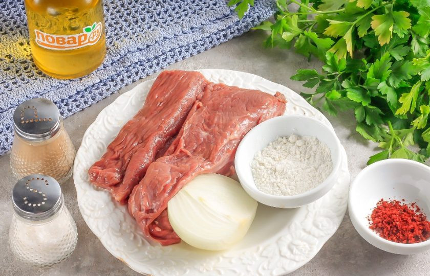 1. Этап. Соломка из говядины с репчатым луком: Подготовьте указанные ингредиенты. Говядину промойте в воде и очистите от пленок и жил. Луковицу очистите от шелухи и промойте в воде.