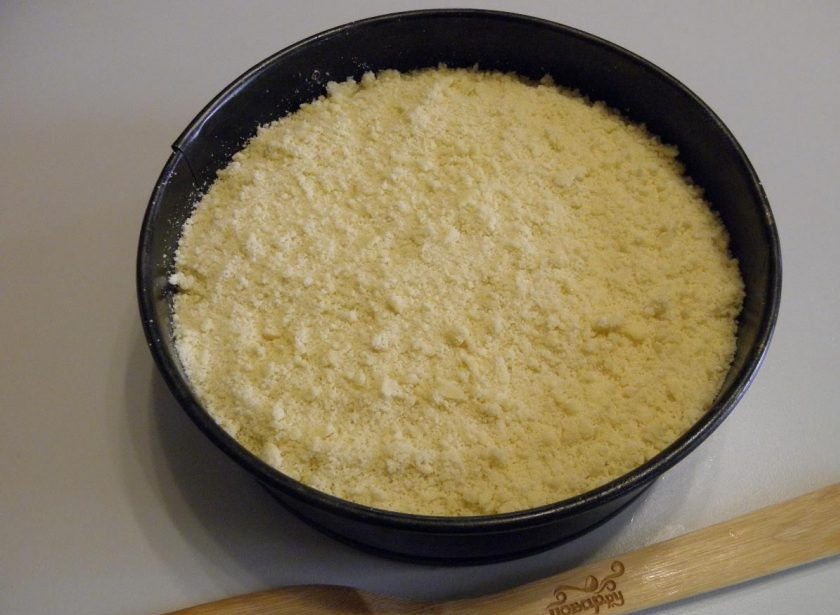 1. Этап. Королевская ватрушка с творогом: 6. Накройте оставшейся одной третью крошки. Теперь ватрушку осторожно перенесите в горячую духовку. Выпекайте при 200 градусах минут 40.