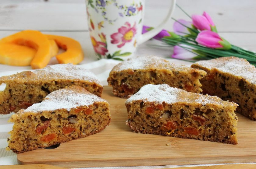 1. Этап. Пирог с тыквой и курагой: Пирог достаньте из сковороды, охладите, нарежьте и подавайте к столу.