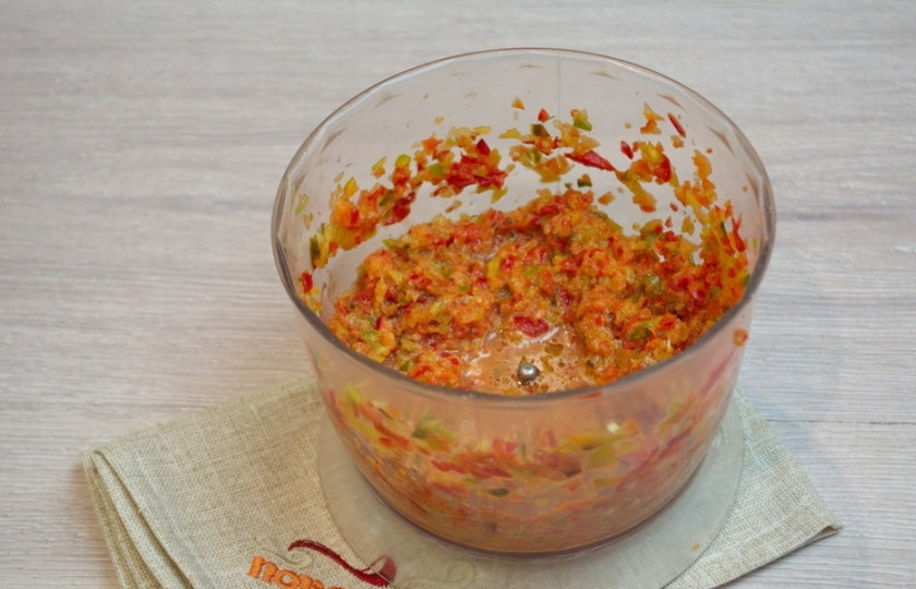 1. Этап. Аджика абхазская классическая: Овощи измельчите в блендере до однородной консистенции.