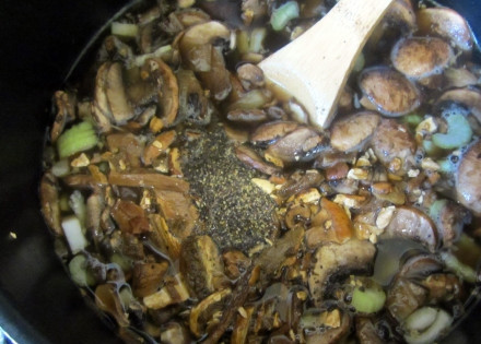 1. Этап. Грибной суп из сушеных белых грибов: 2. Тем временем на небольшом количестве сливочного масла обжарим лук, затем добавим измельченные шампиньоны, измельченные орешки, чеснок и размоченные беленькие грибочки. Перемешаем хорошенько, добавим все специи.