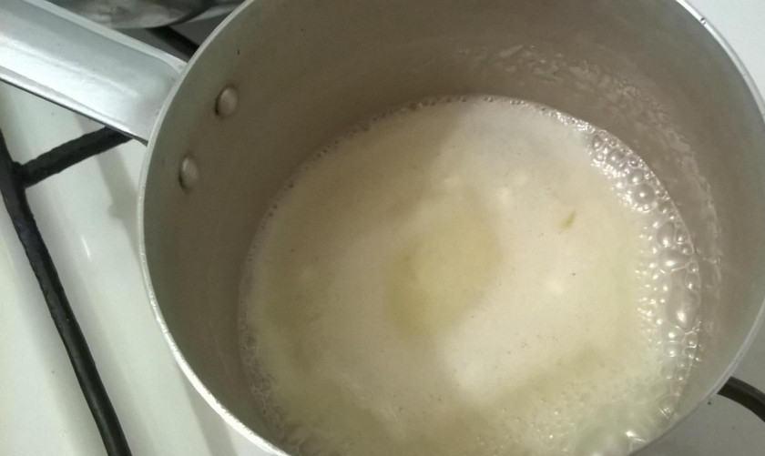 1. Этап. Щербет с арахисом: Сметану с сахаром перемешайте в кастрюле.