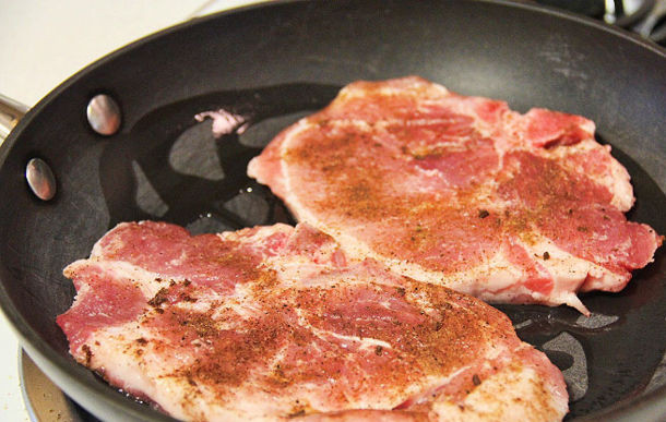 1. Этап. Мясо под ананасами в духовке: Мясо обжарьте в разогретом масле по 2 минутки с каждой стороны.