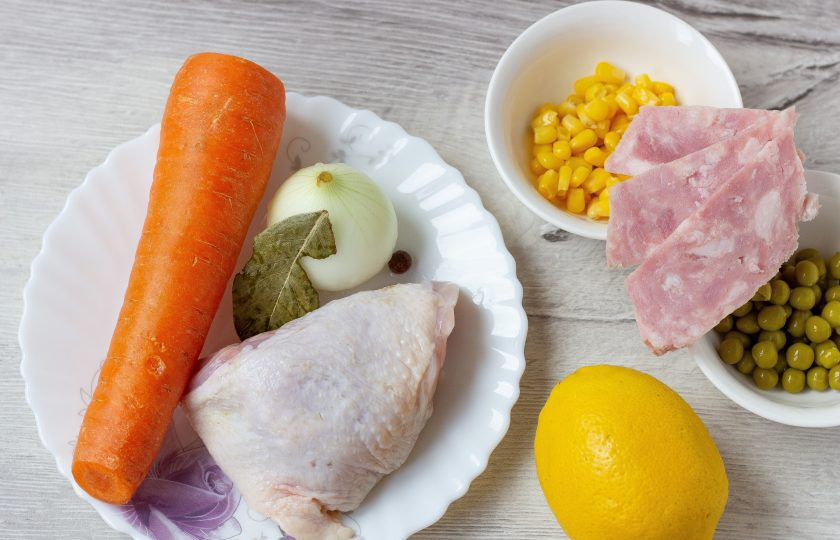 1. Этап. Аспик из курицы и овощей: Подготовьте все необходимые ингредиенты, включая соль и желатин.