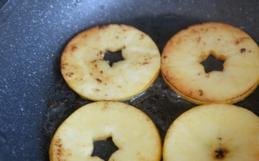 1. Этап. Закусочный мильфей из яблок с печенью: Когда сахар начнёт темнеть, кладём на сковороду кружки яблок. Переворачиваем яблоки через 3 минуты, добавляем ликёр. Готовим на небольшом огне до образования карамельной корочки.