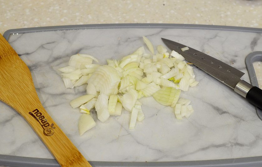 1. Этап. Курземес: 3. Лук нарежьте кубиком.