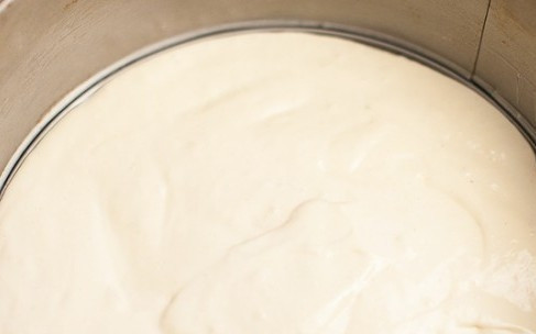 1. Этап. Пирог с кислой капустой: Разогрейте духовой шкаф до 180 градусов. Форму для выпечки смажьте растительным маслом, влейте в неё половину теста. Выложите начинку, а сверху залейте второй частью тела.