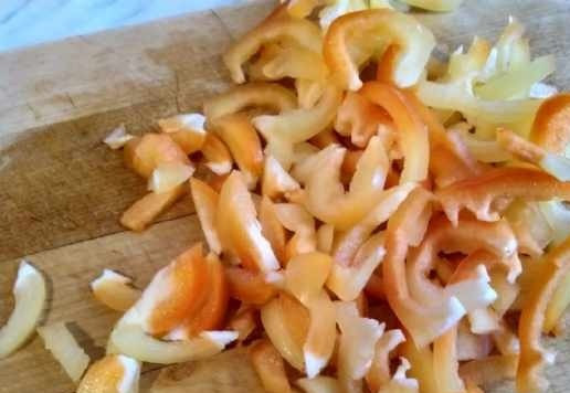 1. Этап. Курица с болгарским перцем в сливочном соусе: Перец болгарский нарезать соломкой, чеснок - мелко.