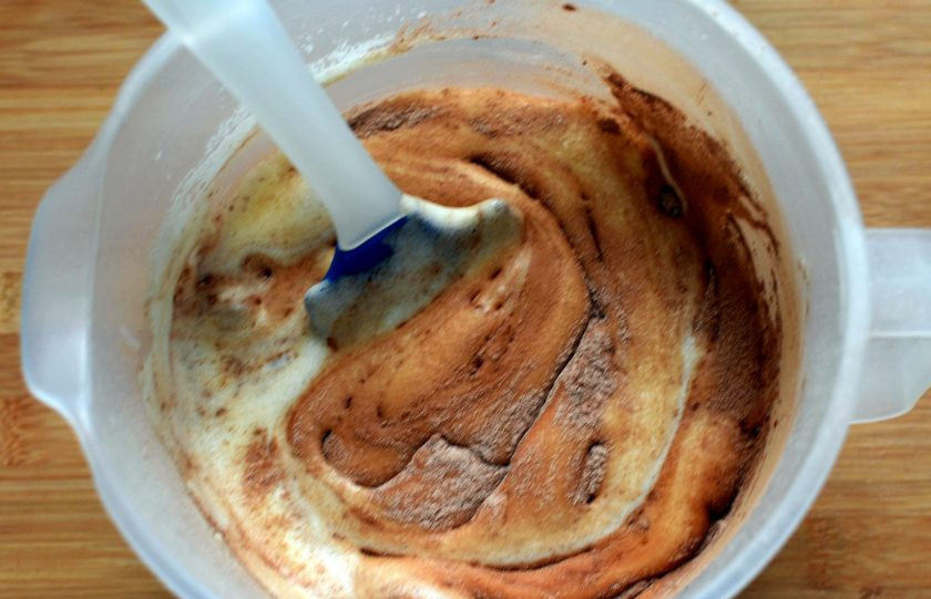 1. Этап. Маковый торт с йогуртовым муссом и белым шоколадом: Добавьте тщательно просеянную с разрыхлителем и какао-порошком муку. Аккуратно перемешайте тесто силиконовой лопаткой методом сложения: сверху вниз круговыми движениями.