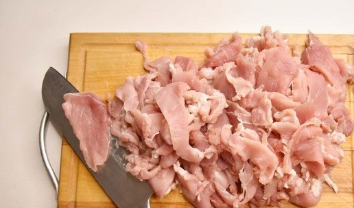 1. Этап. Картофельная запеканка с мясом: Мясо нарезаю тонкими ломтиками. Произвольно режу грибы.