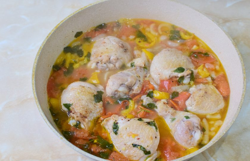 1. Этап. Цыпленок по-охотничьи: Овощи пустят сок. Влейте в сковороду вино и тушите все под крышкой минут 20-30. По вкусу добавьте соль и специи. При необходимости можно добавить горячую воду.