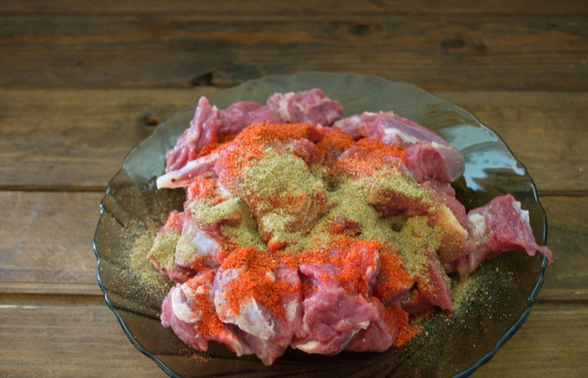 1. Этап. Мясное рагу с баклажанами: Щедро посыпать мясо специями. Я беру специи к мясу разных сборов.