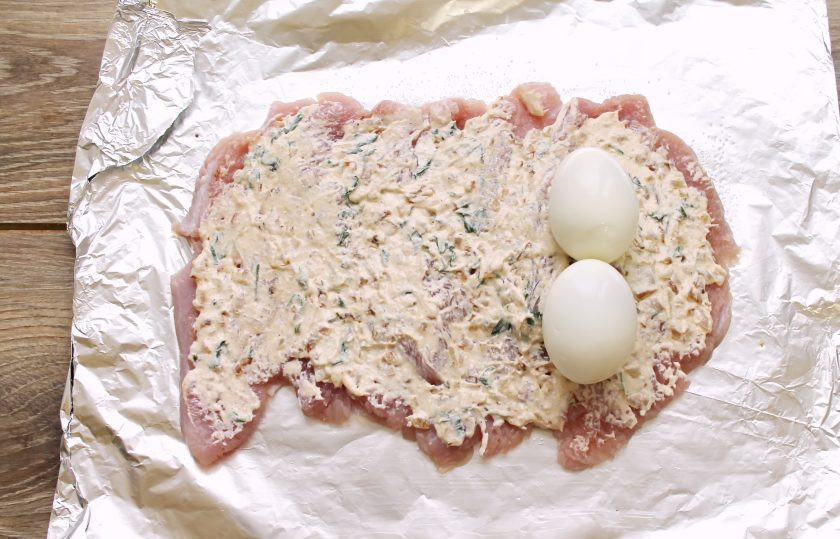 1. Этап. Рулет из индейки с яйцом в духовке: Яйца очистите и выложите в ряд с одного края.