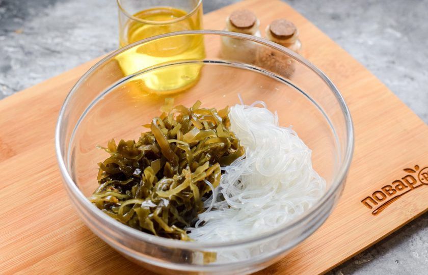 1. Этап. Салат с фунчозой и морской капустой: Переложите фунчозу в салатник и добавьте сразу всю порцию морской капусты.