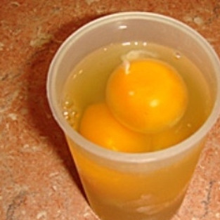 1. Этап. Омлет в мультиварке: Разбейте яйца в стакан. Поскольку для омлета вам понадобится равное количество молока и яиц, запомните уровень яиц в стакане. Перелейте яйца в миску, добавьте соль, перец и слегка взбейте.