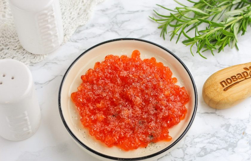 1. Этап. Засолка икры форели: Всыпьте немного молотого черного перца. Если не жалуете его в закуске, то перец можно и не добавлять, он просто придаст легкую пикантную горчинку. Аккуратно все перемешайте, стараясь не раздавить икринки и оставьте на полчаса для засолки.