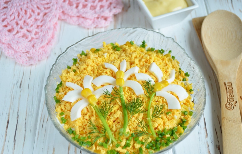 1. Этап. Салат на 8 Марта из морской капусты: Оформляем салат. Из веточек укропа сделайте 