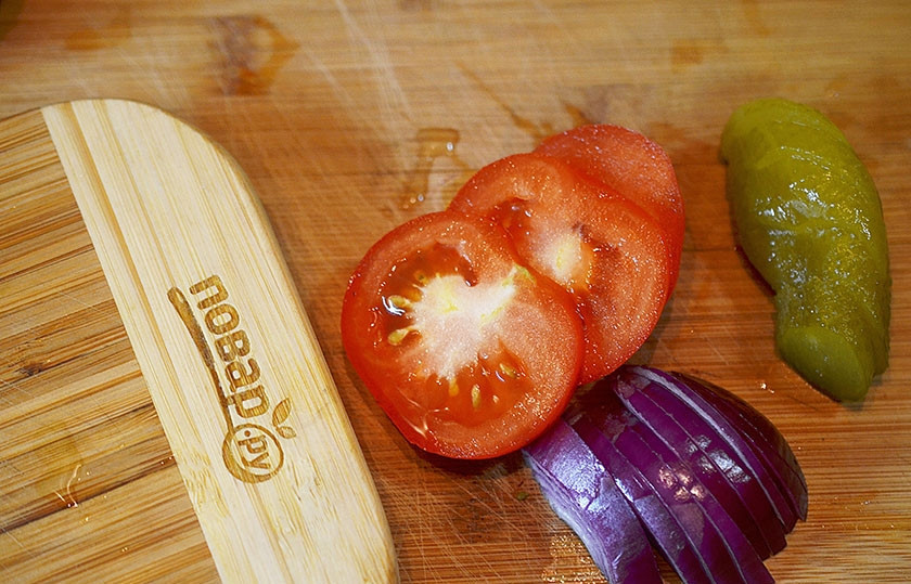 1. Этап. Бурум с курицей: 8. Собираем бурум. Нарежьте помидоры и огурцы кружками, лук — полукольцами.