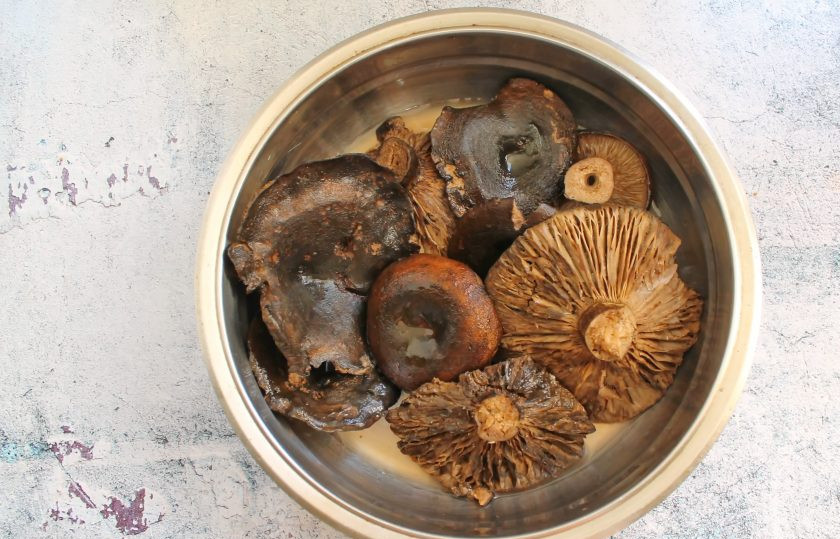 1. Этап. Черные грузди на зиму: Выложите грузди в глубокую емкость и замочите в холодной воде на три дня. Нужно менять воду дважды в день. Затем промойте грибы и дайте воде стечь.