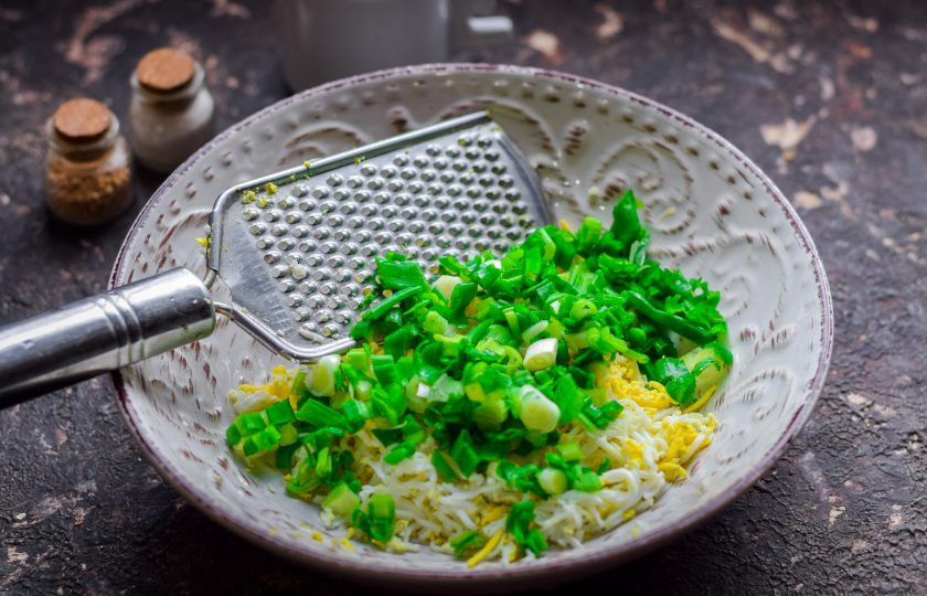 1. Этап. Пирожки из лаваша с яйцом и луком: Зеленый лук ополосните и просушите, нарежьте мелко. Добавьте лук к яйцу, всыпьте соль и перец, перемешайте все.