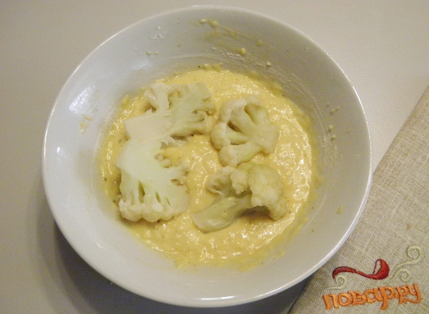 1. Этап. Цветная капуста в кляре с сыром: Окунайте капусту в кляр со всех сторон.