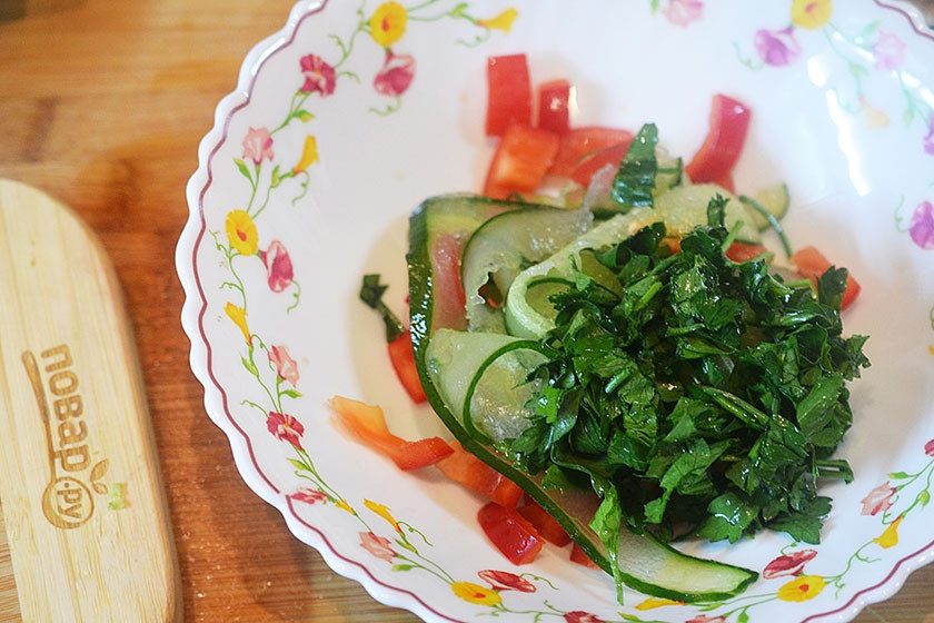 1. Этап. Теплый салат из говядины: 7. Овощи перемешайте, добавьте нарезанную кинзу.