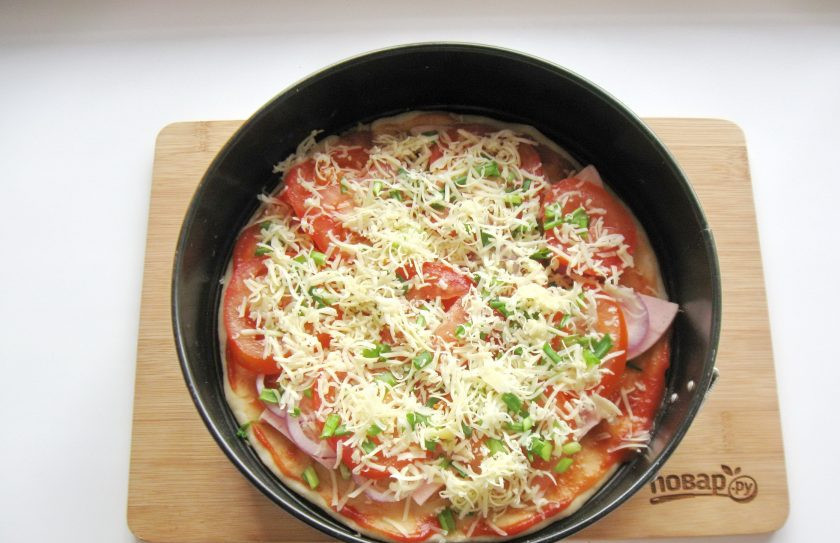 1. Этап. Самая вкусная пицца: Сыр натрите на терке и выложите на верх пиццы.