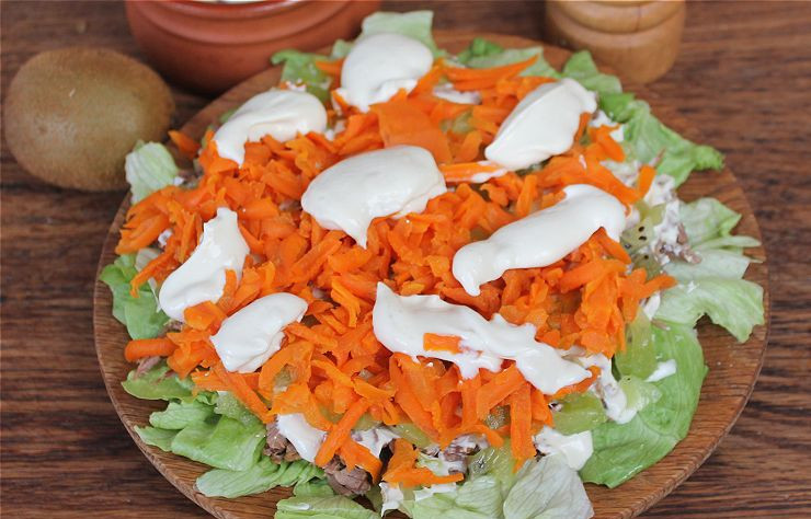 1. Этап. Салат с говядиной и киви: Добавляем тертую морковь и йогурт.