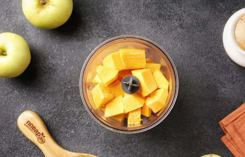 1. Этап. Тыквенный пирог с яблоками: Тыкву нарежьте кусочками и поместите в чашу блендера.