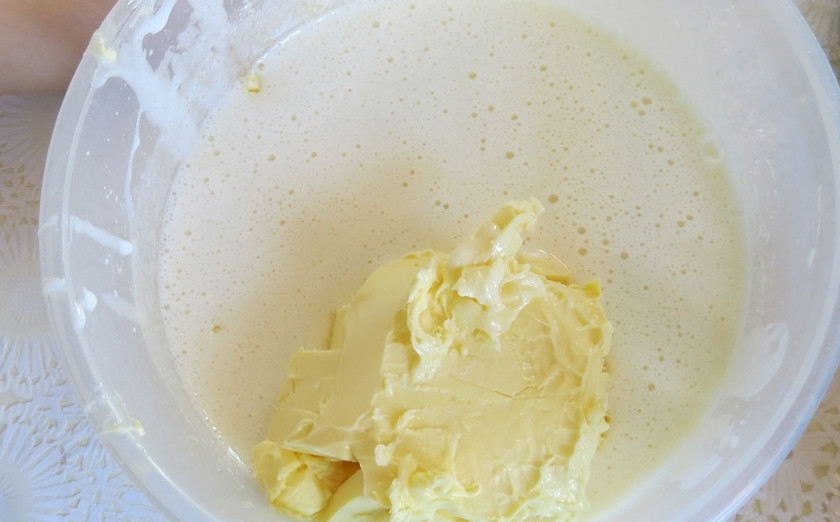 1. Этап. Печенье расписное своими руками: 1. В миску вбиваю яйца, добавляю сахар и взбиваю их венчиком, затем добавляю размягченное сливочное масло.