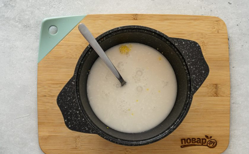 1. Этап. Кукурузная каша с яблоком: Влейте кокосовое молоко и воду. Добавьте сахар, щепотку соли и корицу, варите кашу на среднем огне примерно 20 минут, под крышкой.