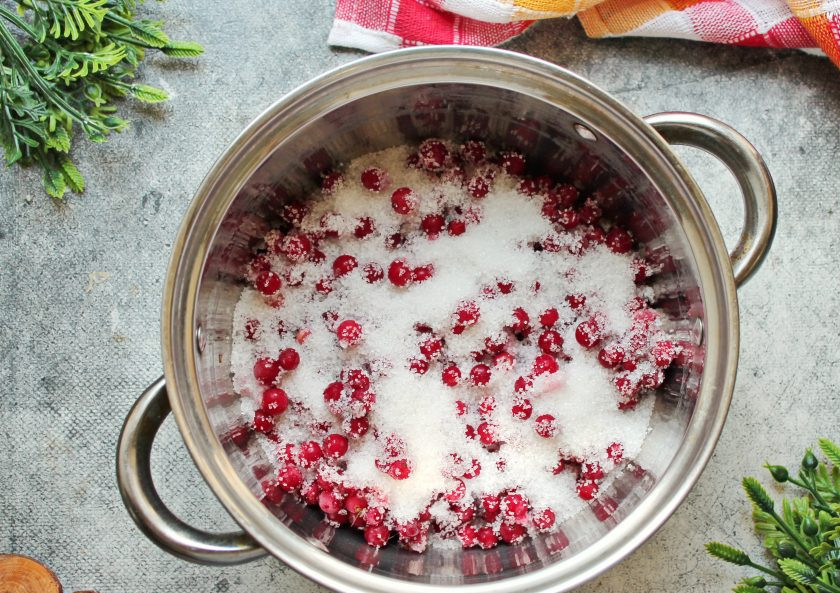 1. Этап. Джем из красной смородины с пектином: Выложите смородину в кастрюлю с толстым дном, в которой будете варить варенье. Всыпьте сахар, перемешайте и дайте постоять 5-6 часов, чтобы ягоды пустили сок.